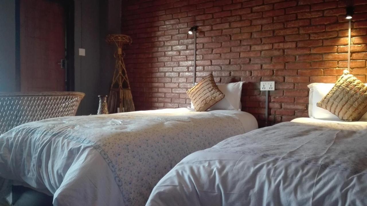 Cafe Beyond And Guest House Бактапур Екстериор снимка